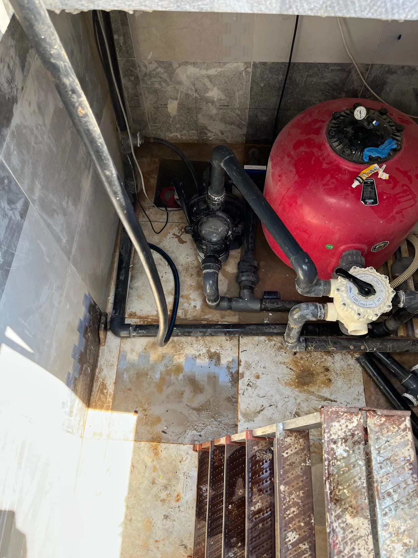 Tesisat çukurunda pompa, basınç tankı ve boru bağlantıları