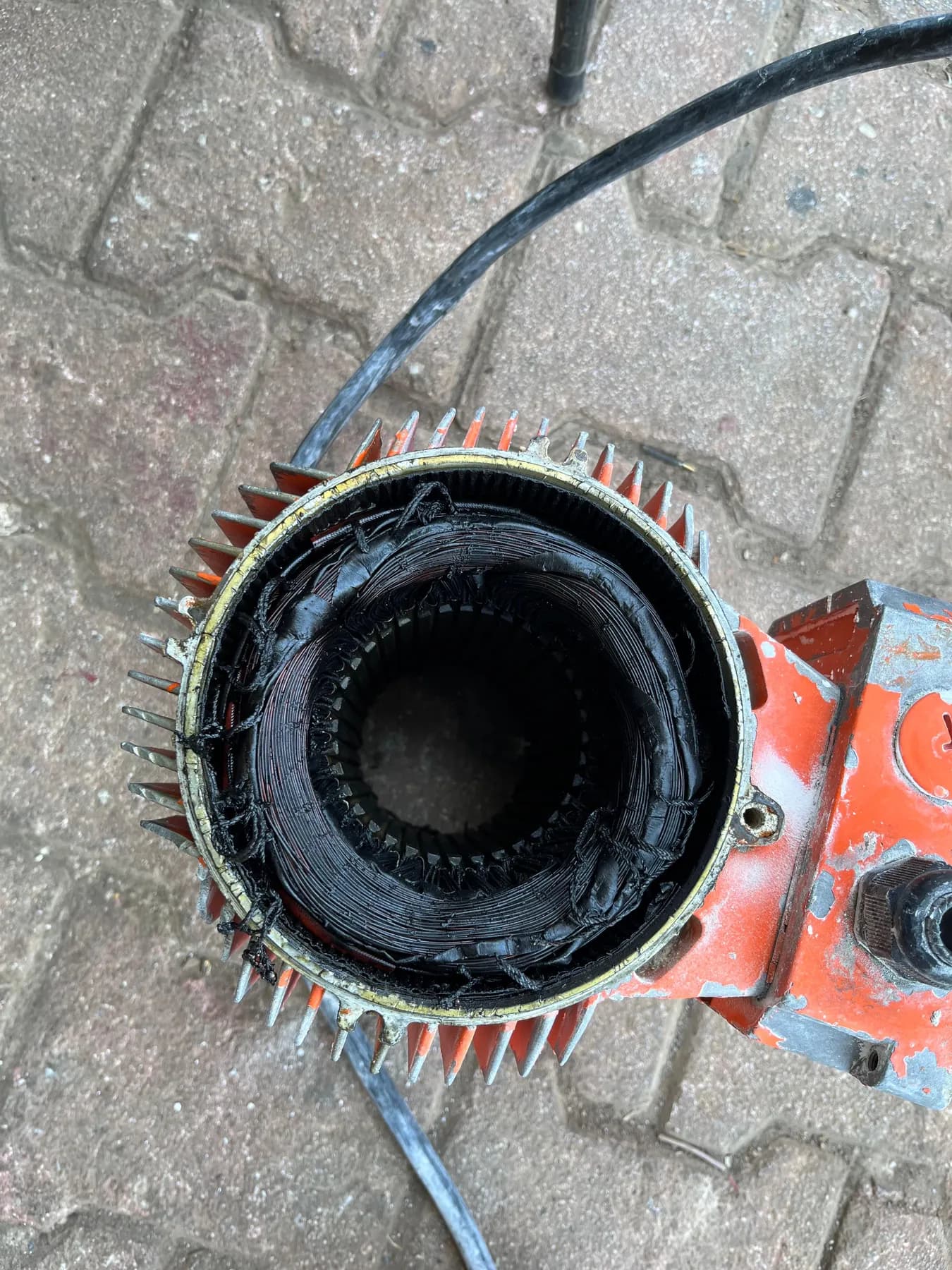 Açılmış elektrik motorunun statoru ve kararmış sargıları