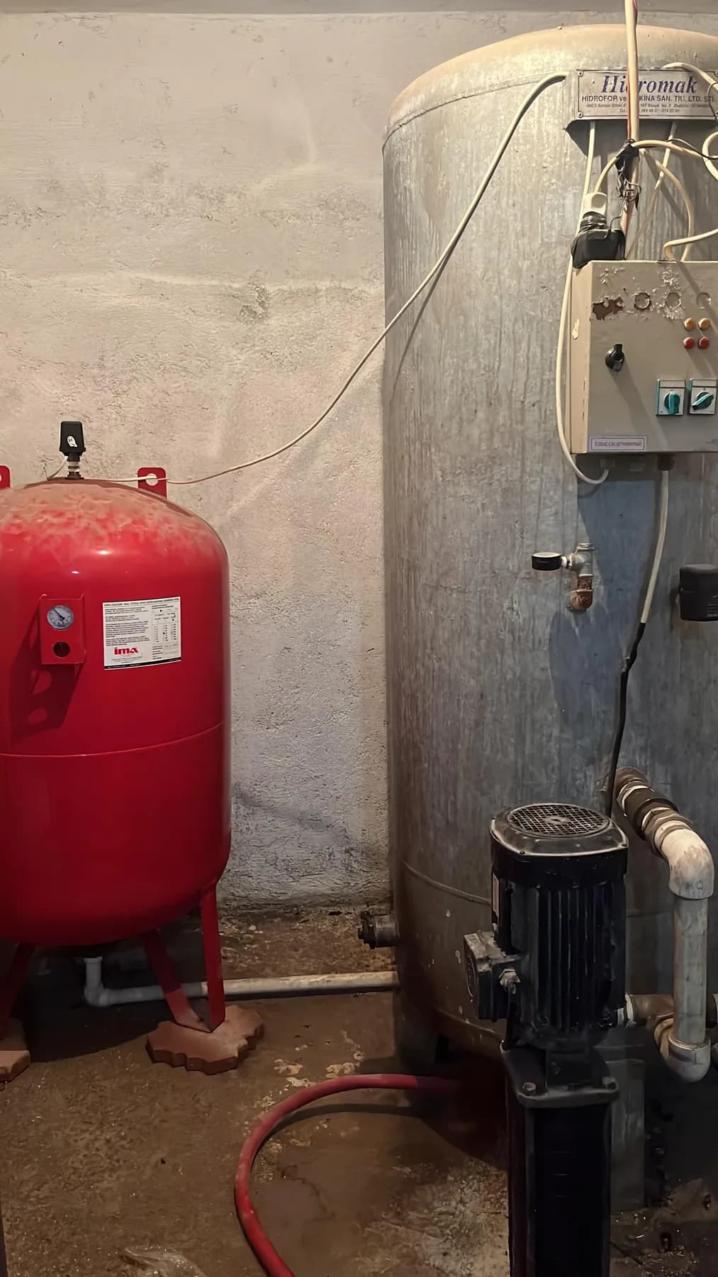 Tesisat odasında basınç tankı, dik pompa ve elektrik panosu