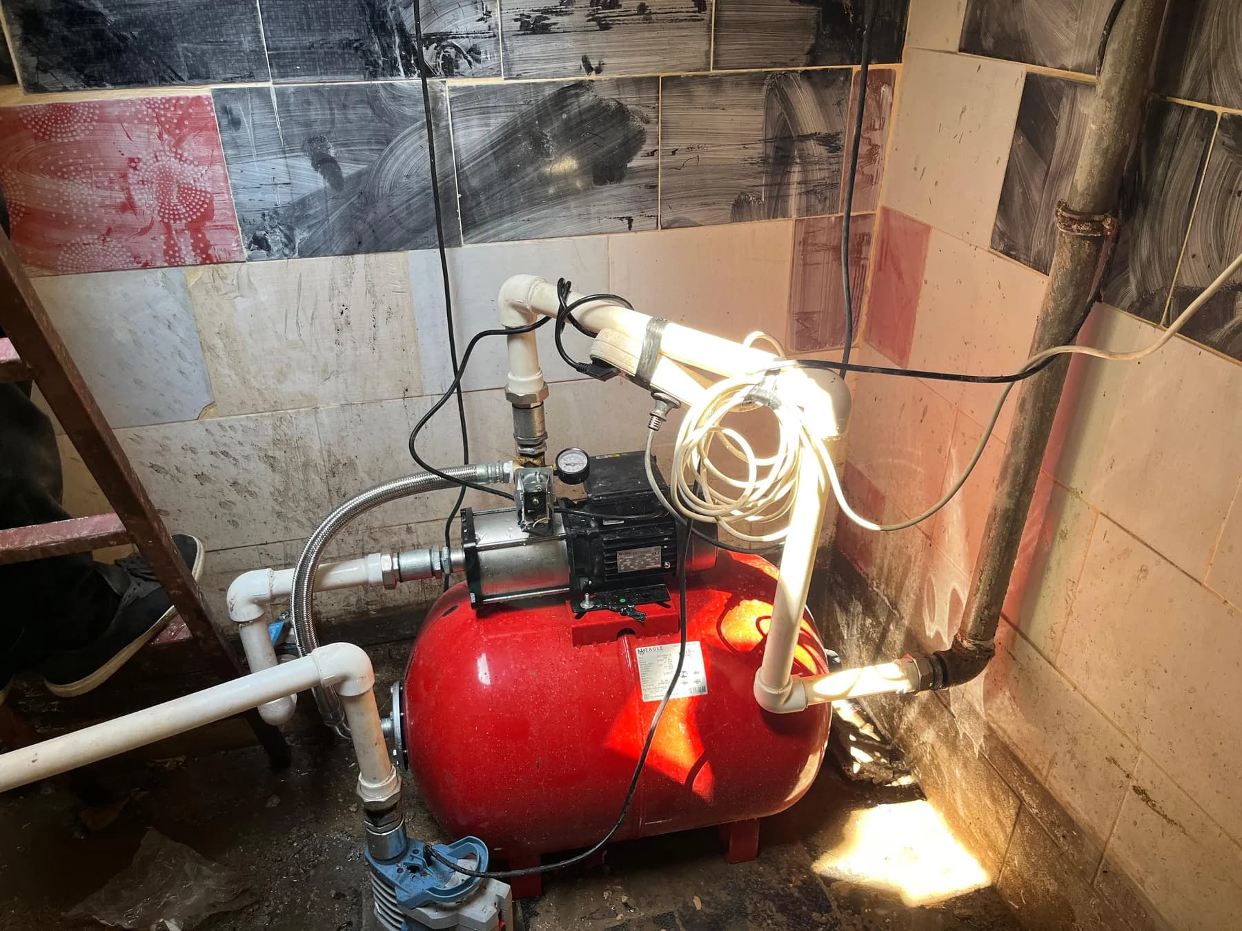 Yatay kırmızı basınç tankı üzerinde pompa ve bağlantıları